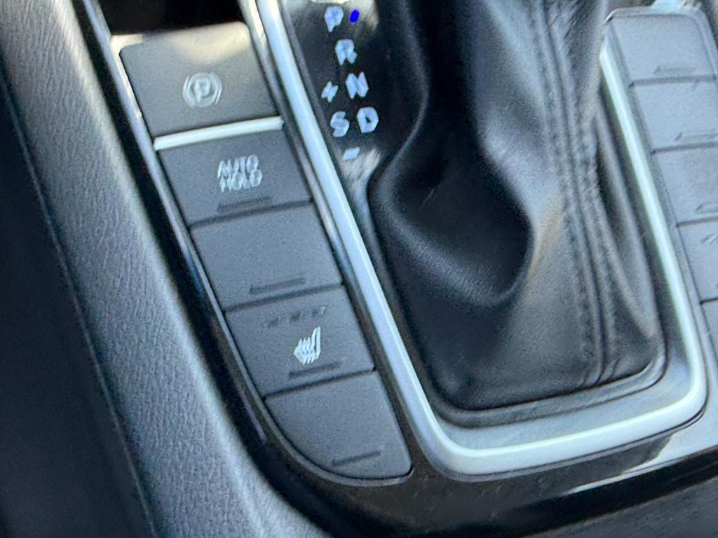 Hyundai Ioniq Plug-In Hybrid Vehicle Full-screen Gallery Image 25