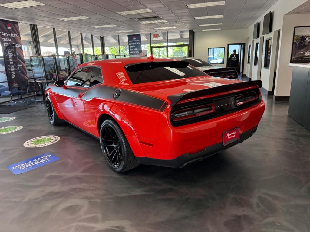 Dodge Challenger Vehicle Full-screen Gallery Image 03