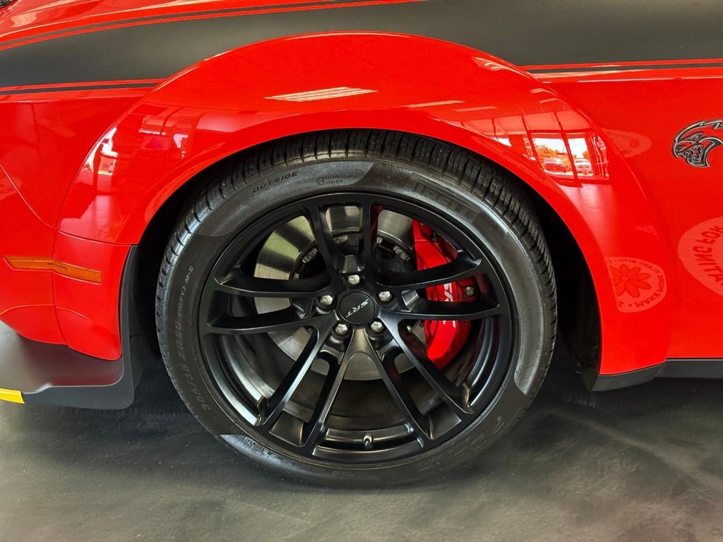 Dodge Challenger Vehicle Full-screen Gallery Image 05