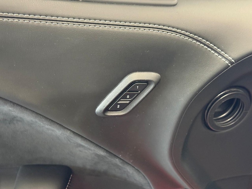 Dodge Challenger Vehicle Full-screen Gallery Image 09