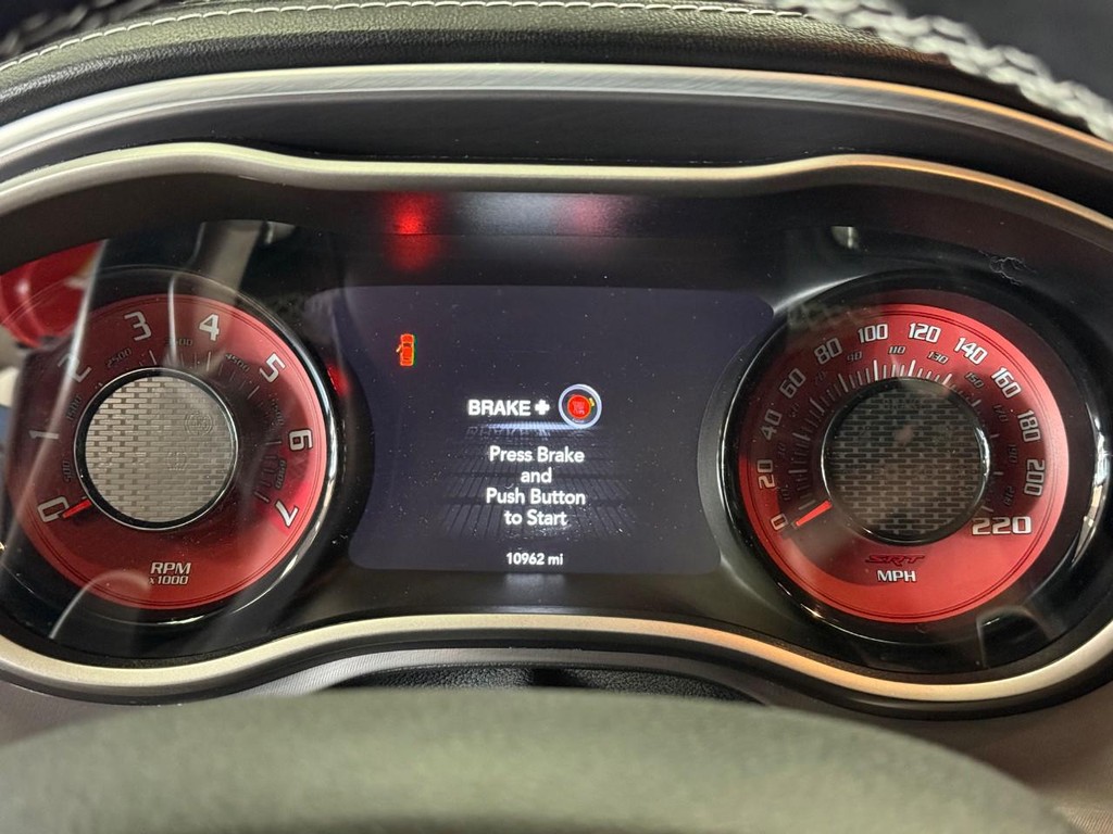 Dodge Challenger Vehicle Full-screen Gallery Image 14