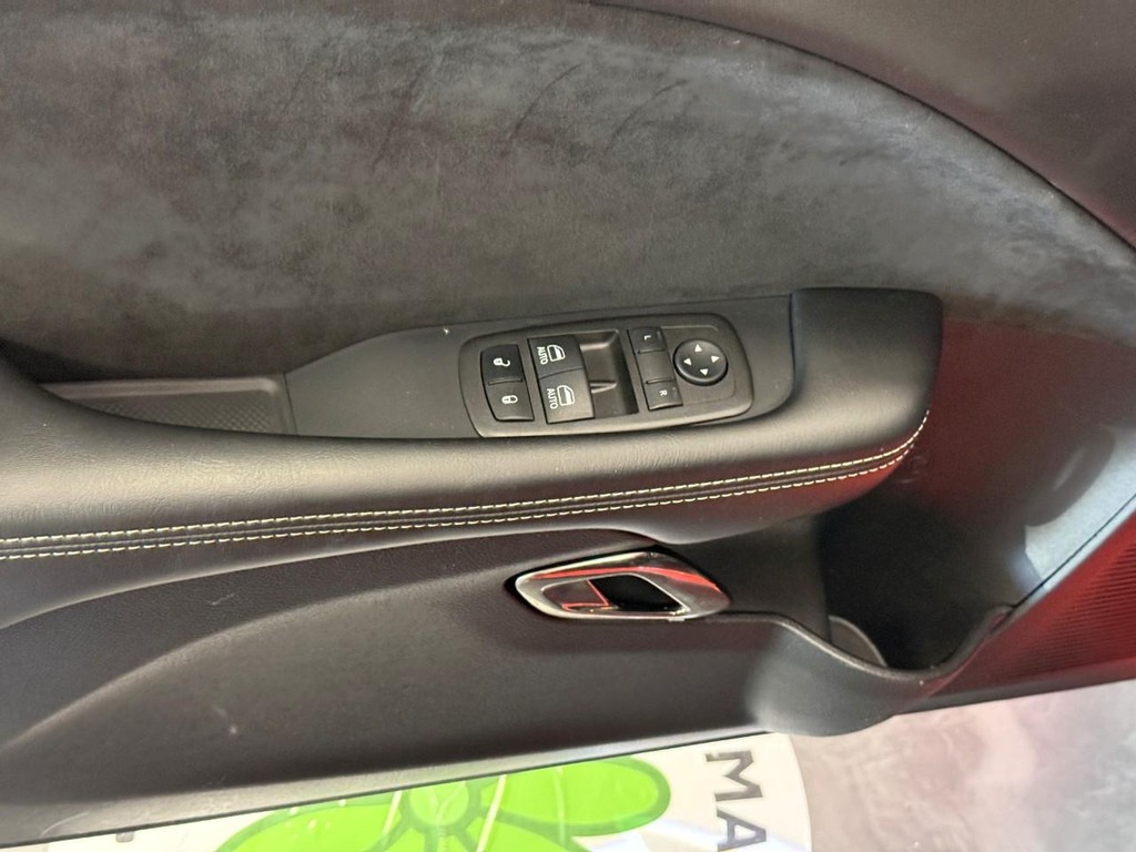 Dodge Challenger Vehicle Full-screen Gallery Image 23