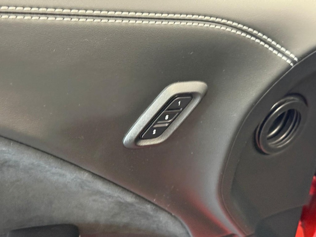 Dodge Challenger Vehicle Full-screen Gallery Image 24