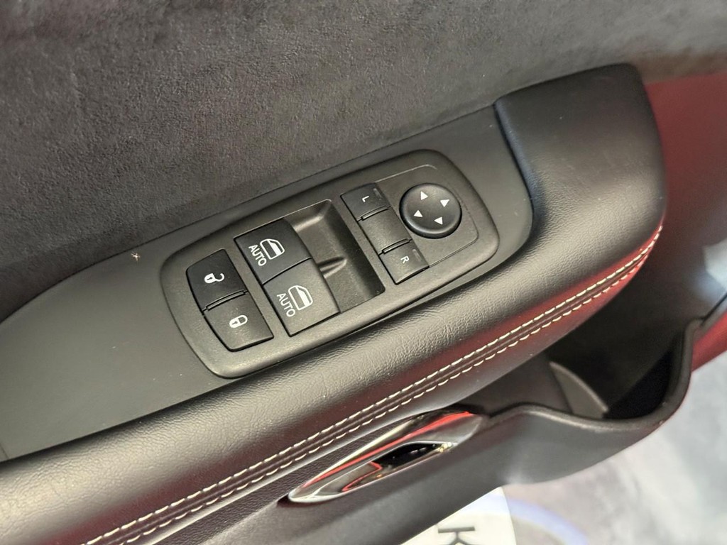 Dodge Challenger Vehicle Full-screen Gallery Image 25
