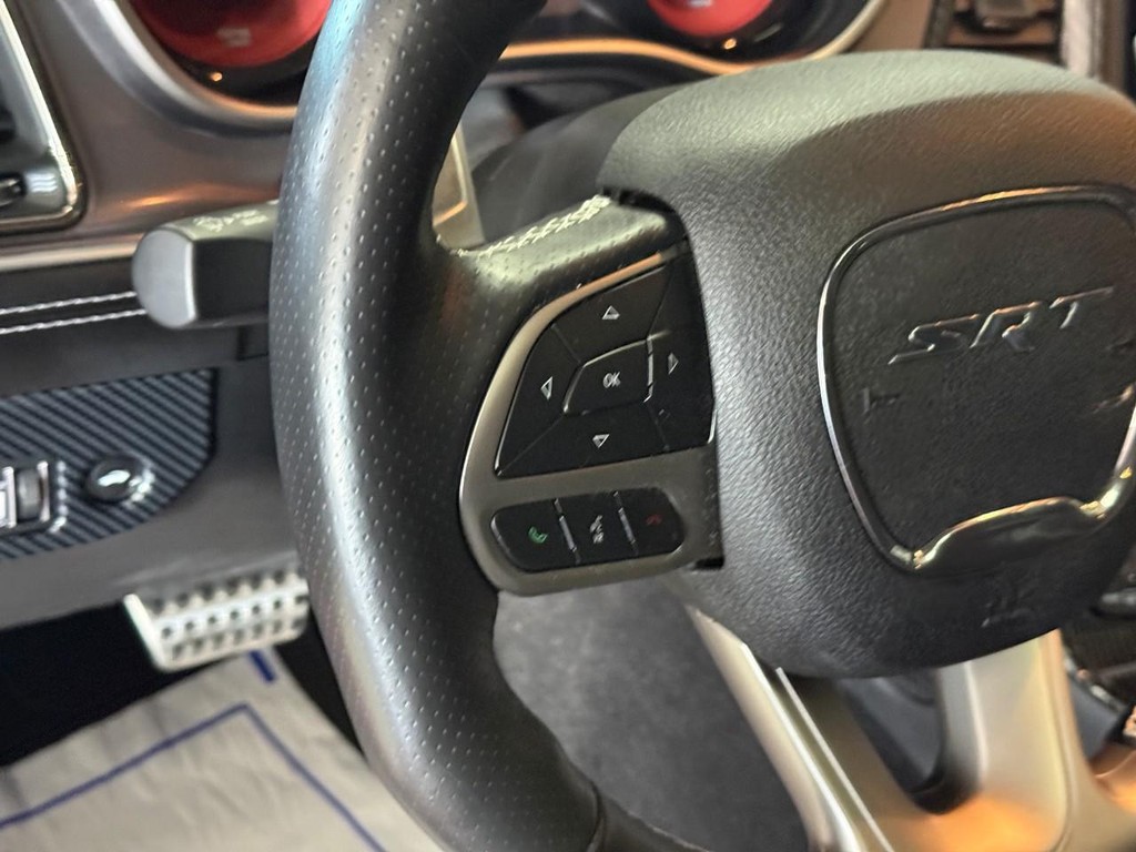 Dodge Challenger Vehicle Full-screen Gallery Image 28
