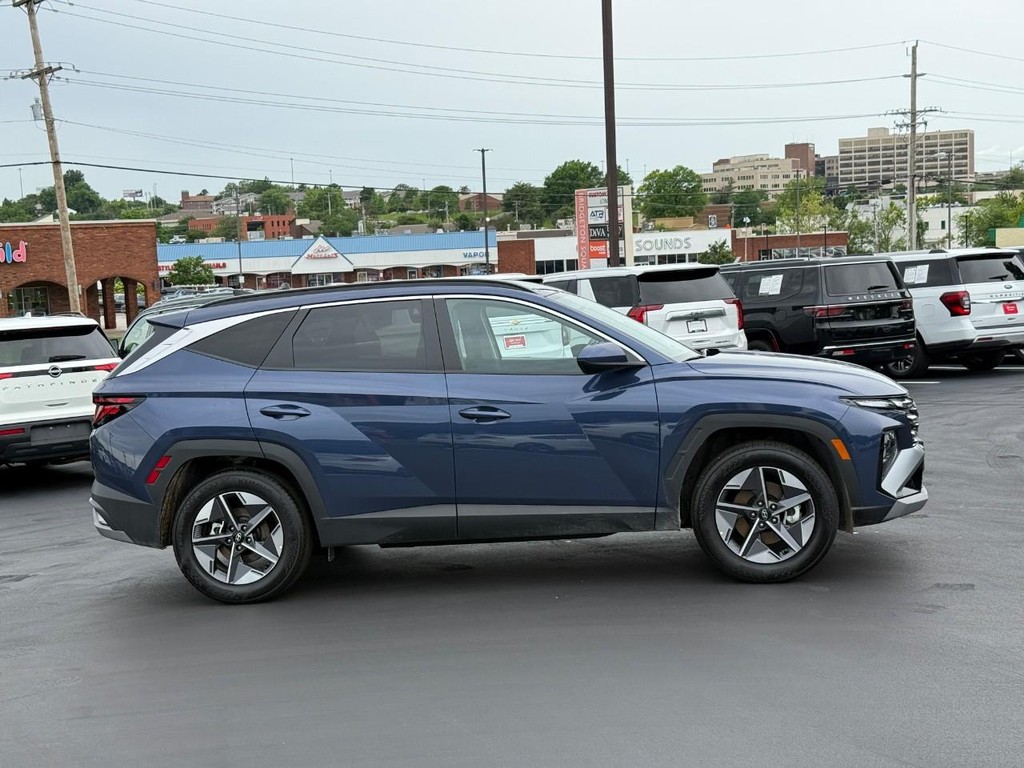 Hyundai Tucson Vehicle Full-screen Gallery Image 02
