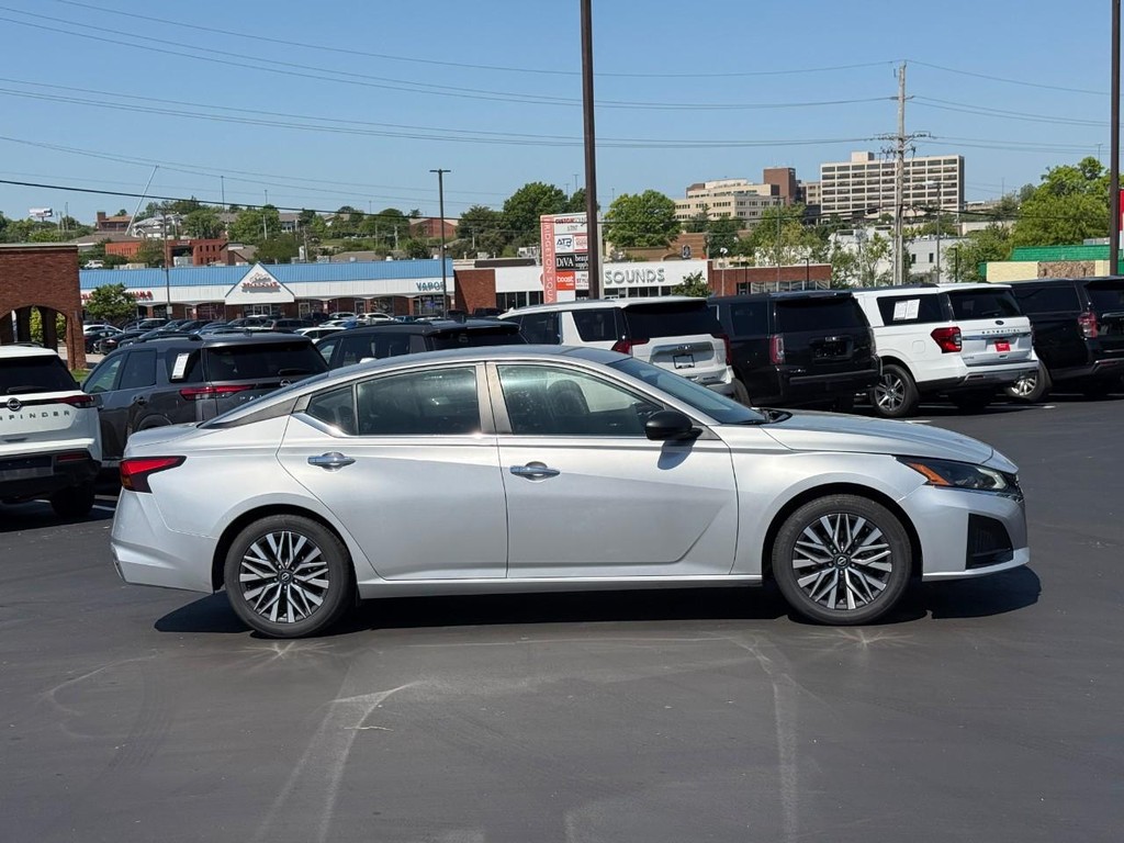 Nissan Altima Vehicle Full-screen Gallery Image 02