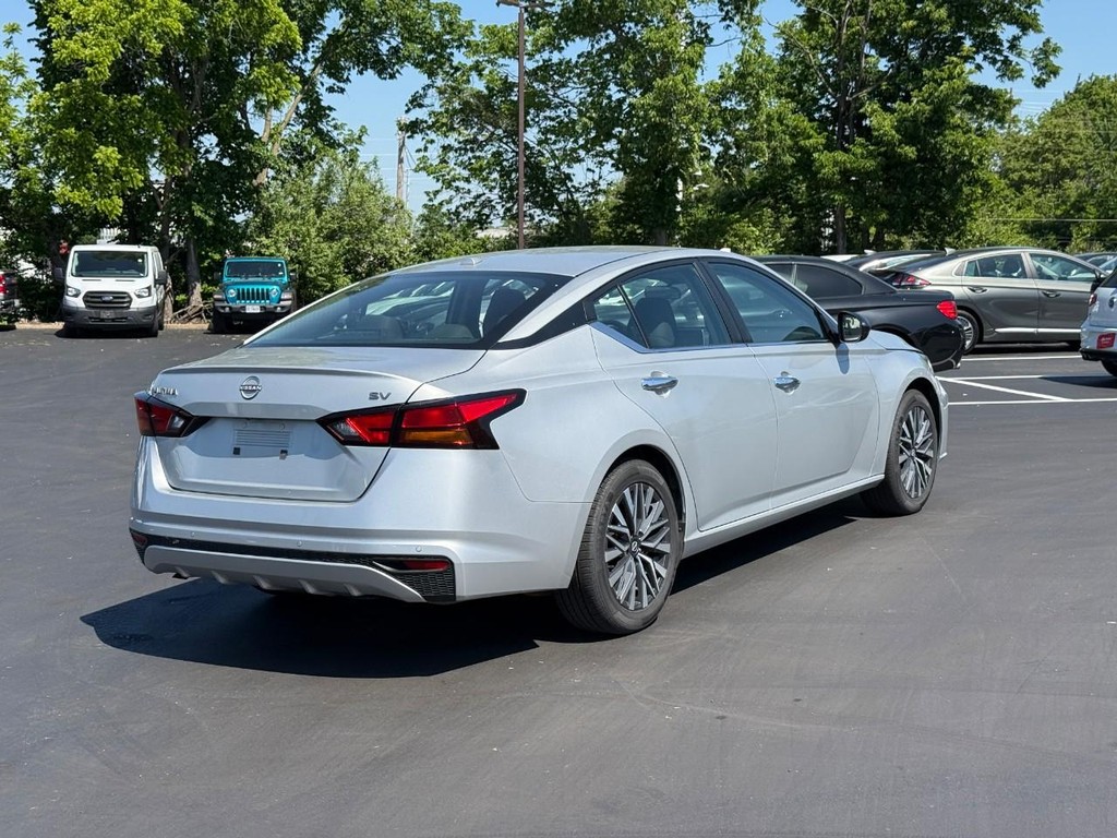 Nissan Altima Vehicle Full-screen Gallery Image 04