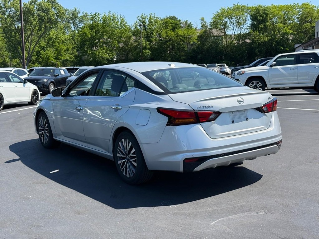 Nissan Altima Vehicle Full-screen Gallery Image 05
