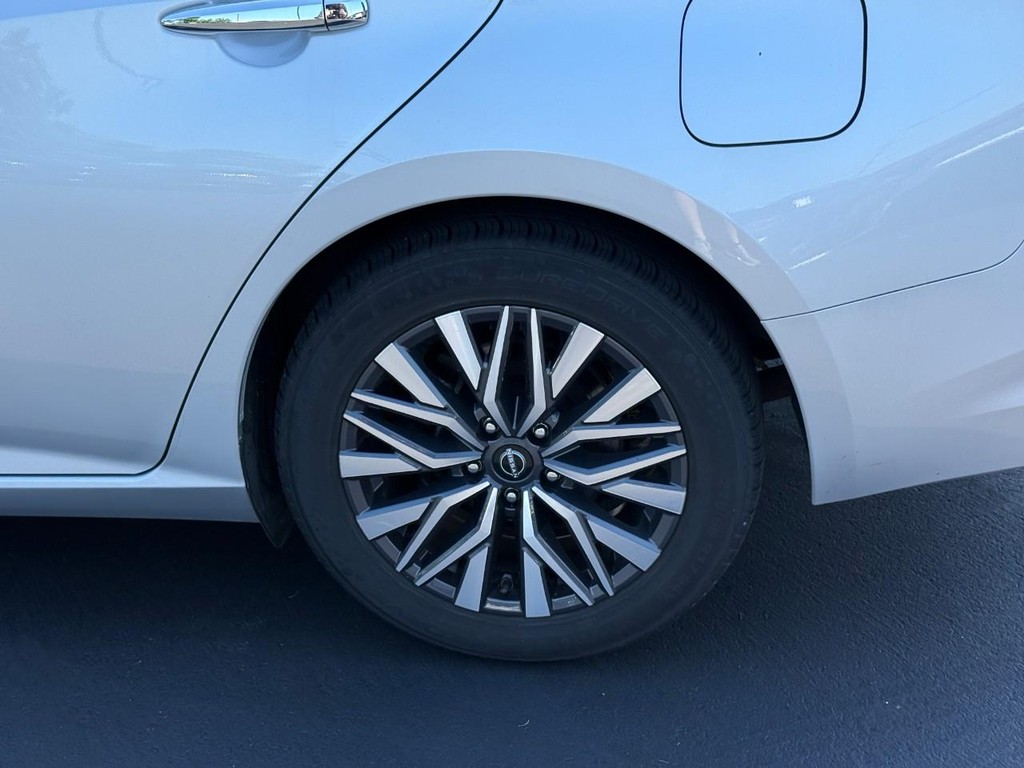 Nissan Altima Vehicle Full-screen Gallery Image 06