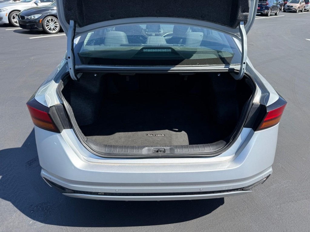 Nissan Altima Vehicle Full-screen Gallery Image 08