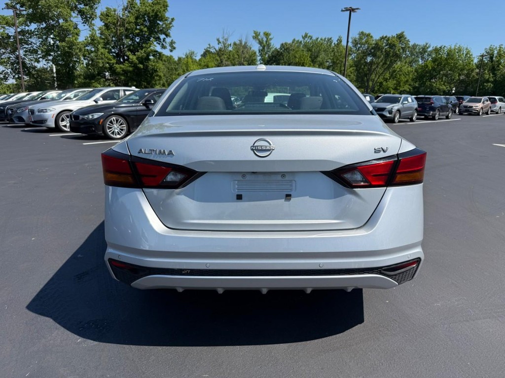 Nissan Altima Vehicle Full-screen Gallery Image 09