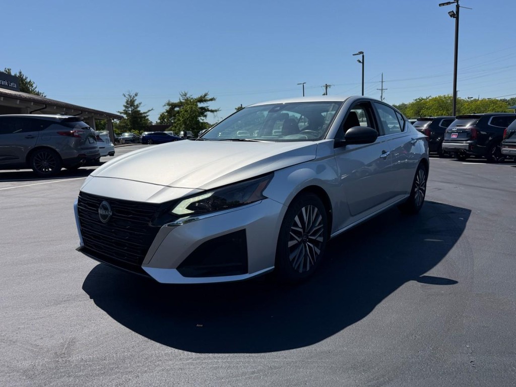 Nissan Altima Vehicle Full-screen Gallery Image 10