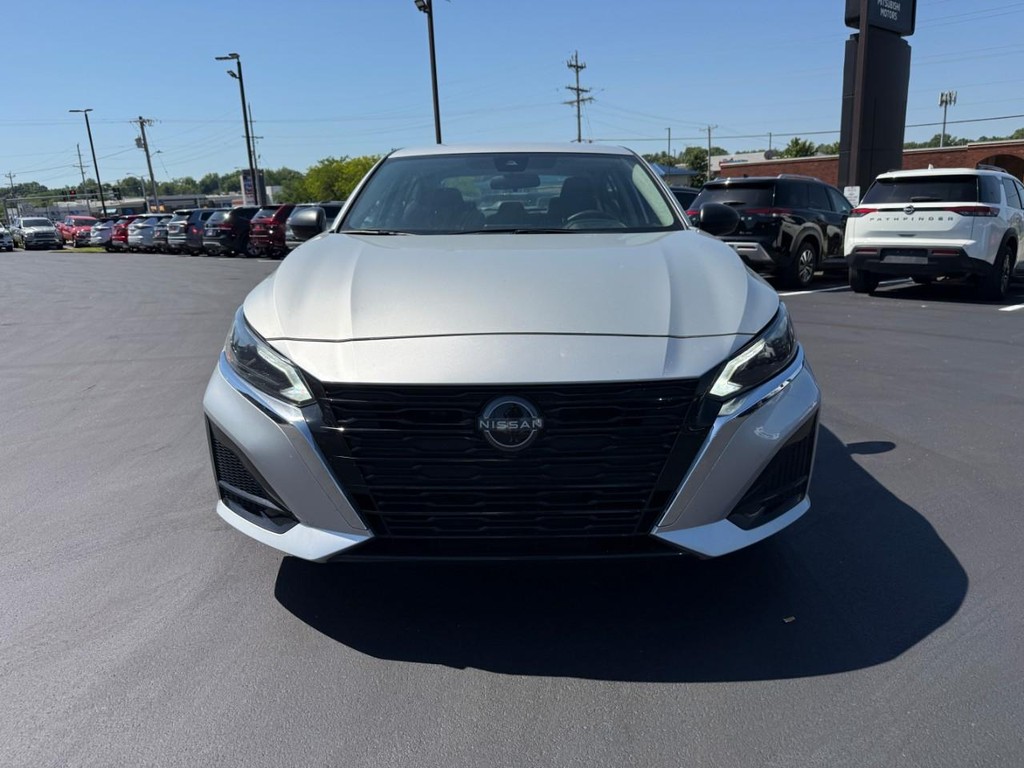 Nissan Altima Vehicle Full-screen Gallery Image 11