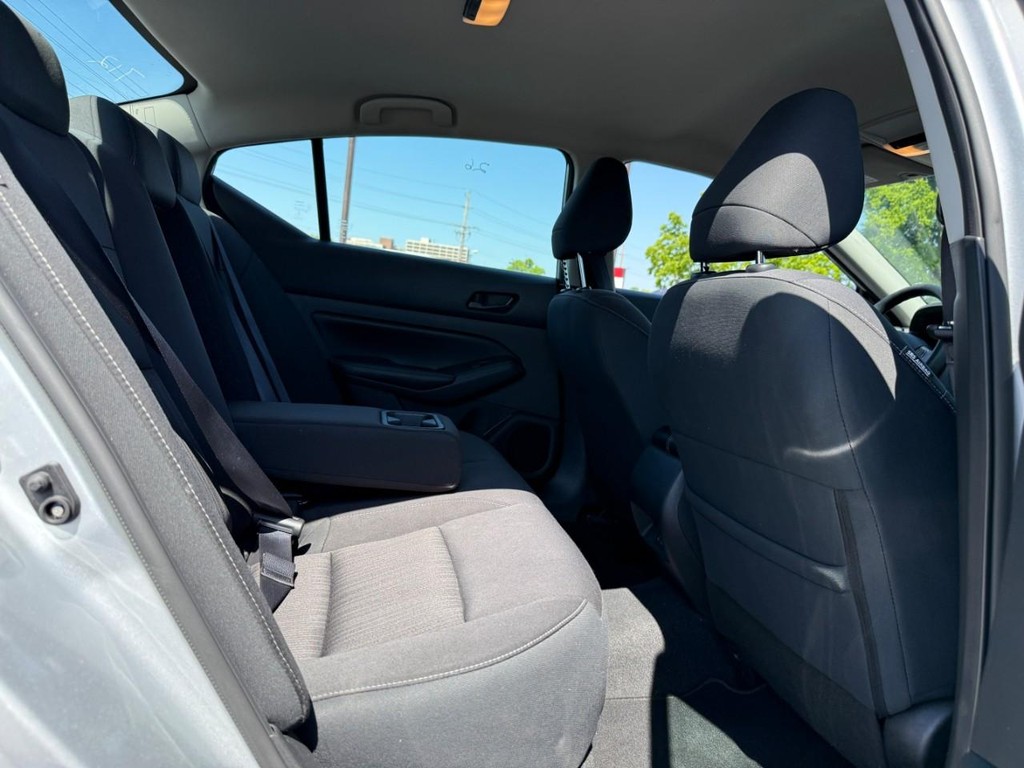 Nissan Altima Vehicle Full-screen Gallery Image 12