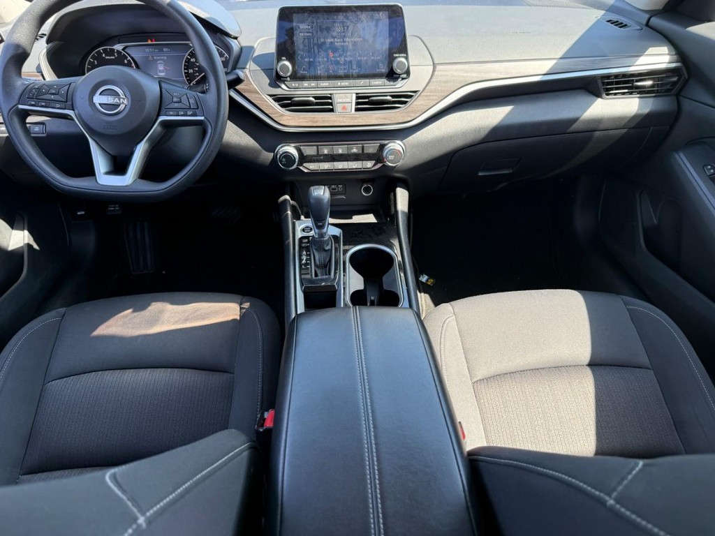 Nissan Altima Vehicle Full-screen Gallery Image 13