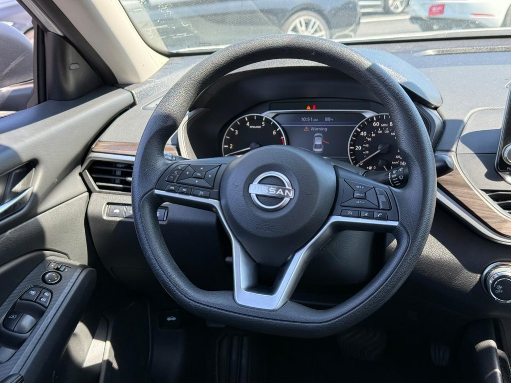 Nissan Altima Vehicle Full-screen Gallery Image 14