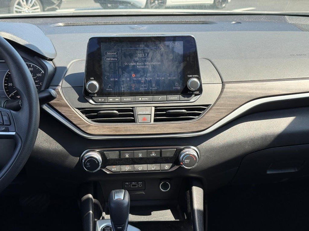 Nissan Altima Vehicle Full-screen Gallery Image 15