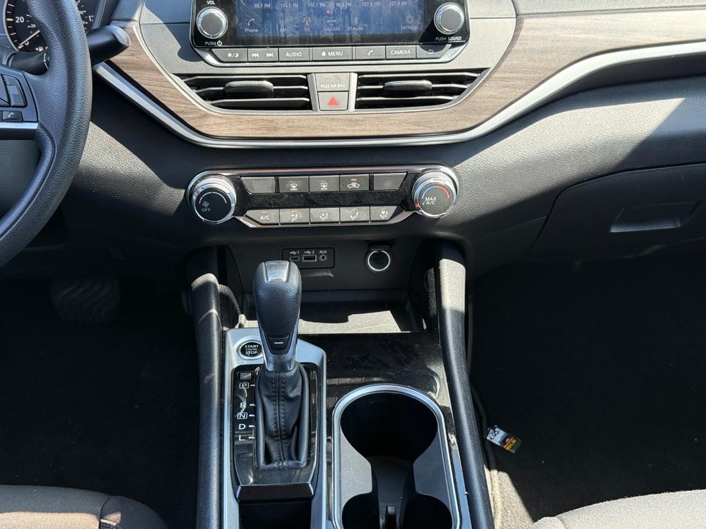 Nissan Altima Vehicle Full-screen Gallery Image 16
