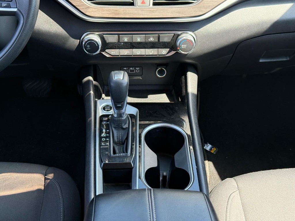 Nissan Altima Vehicle Full-screen Gallery Image 17
