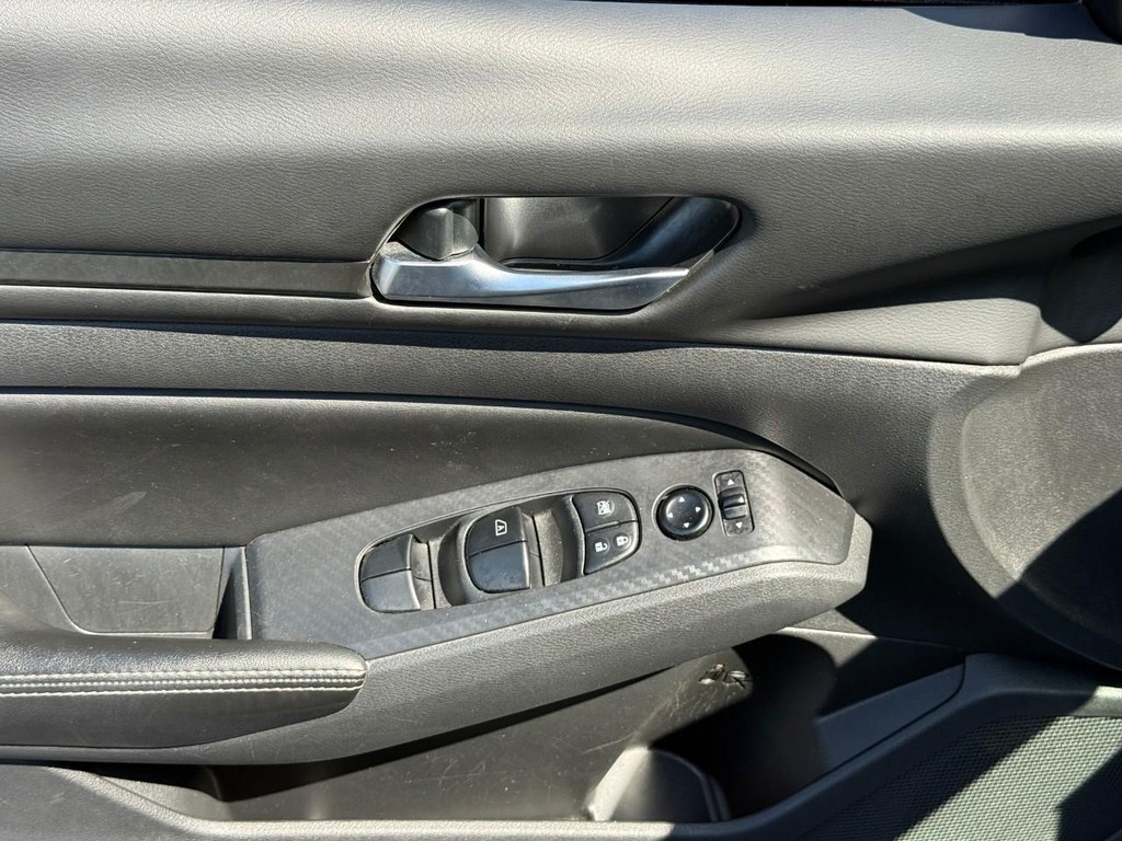 Nissan Altima Vehicle Full-screen Gallery Image 18