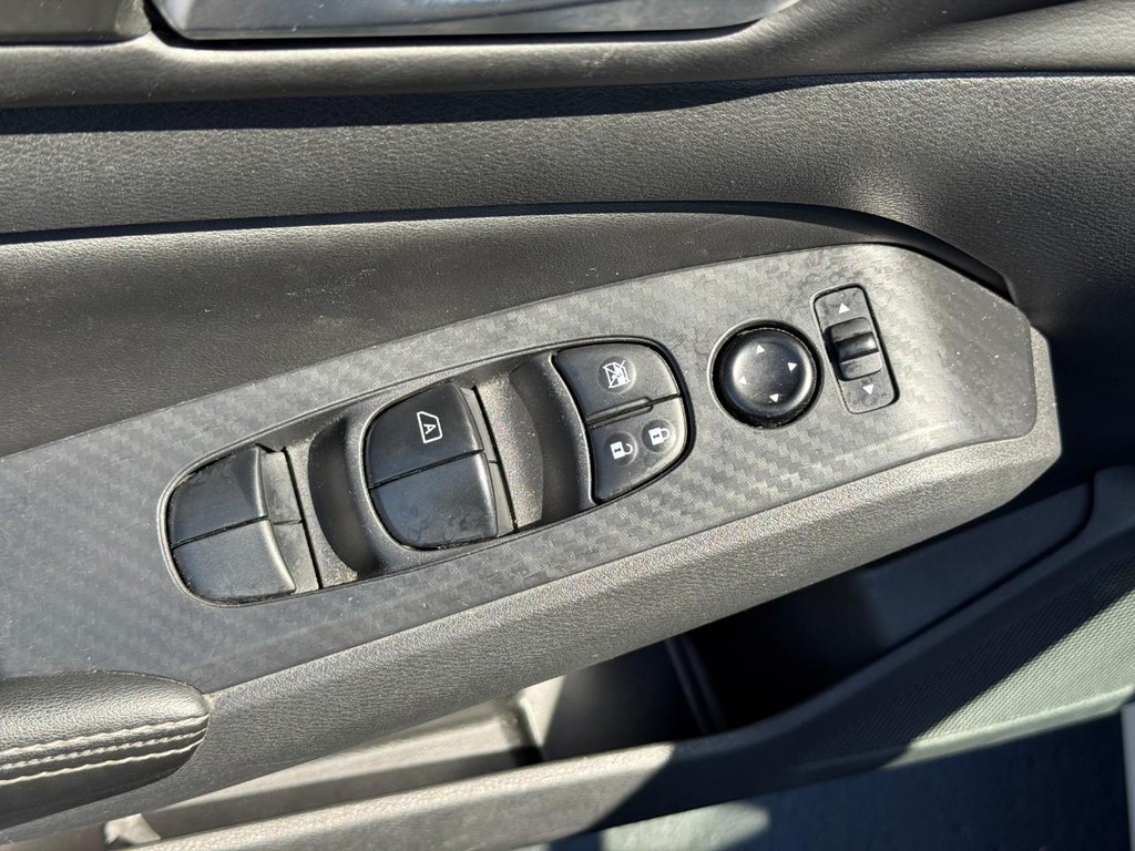 Nissan Altima Vehicle Full-screen Gallery Image 19