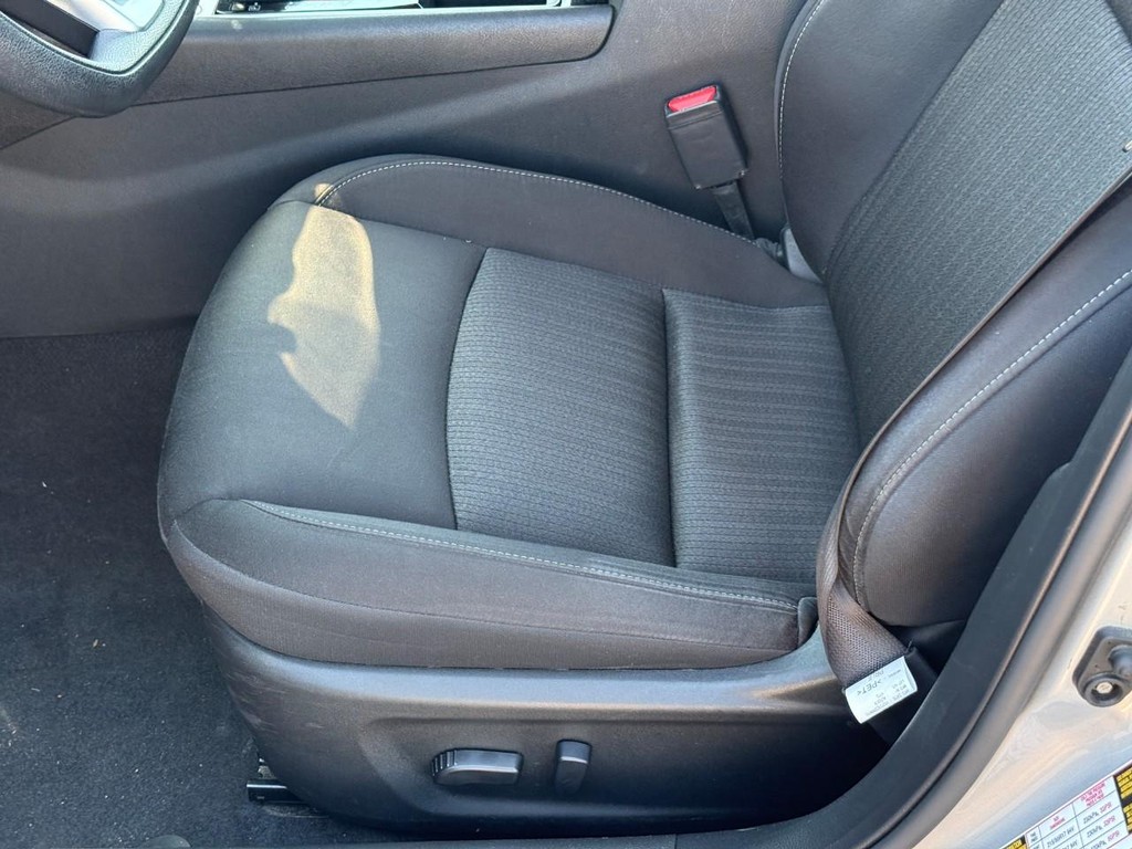 Nissan Altima Vehicle Full-screen Gallery Image 20