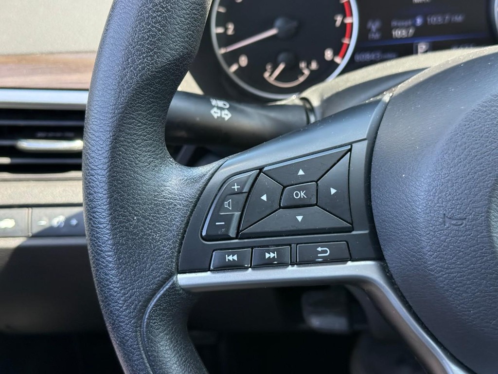 Nissan Altima Vehicle Full-screen Gallery Image 22