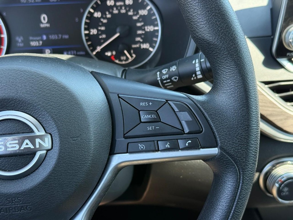 Nissan Altima Vehicle Full-screen Gallery Image 23