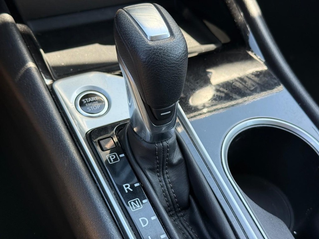 Nissan Altima Vehicle Full-screen Gallery Image 25