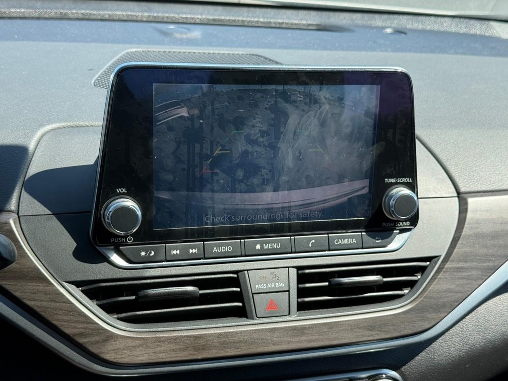 Nissan Altima Vehicle Full-screen Gallery Image 26