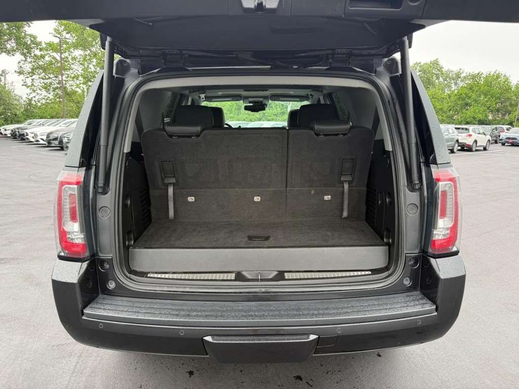 GMC Yukon Vehicle Full-screen Gallery Image 06