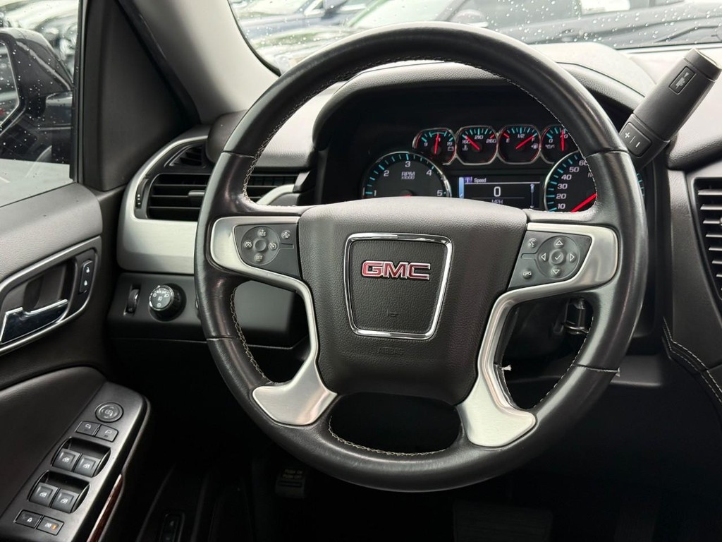 GMC Yukon Vehicle Full-screen Gallery Image 12