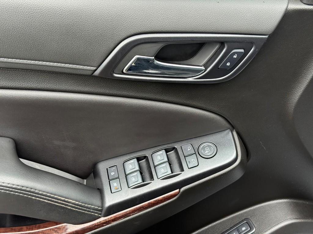 GMC Yukon Vehicle Full-screen Gallery Image 15
