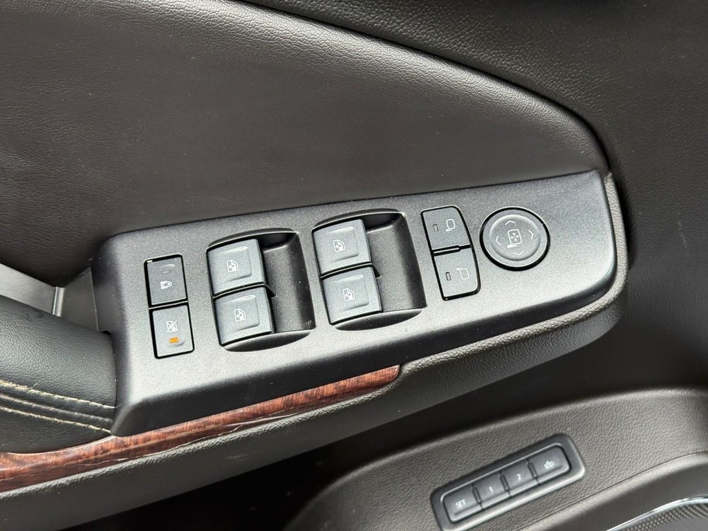 GMC Yukon Vehicle Full-screen Gallery Image 16