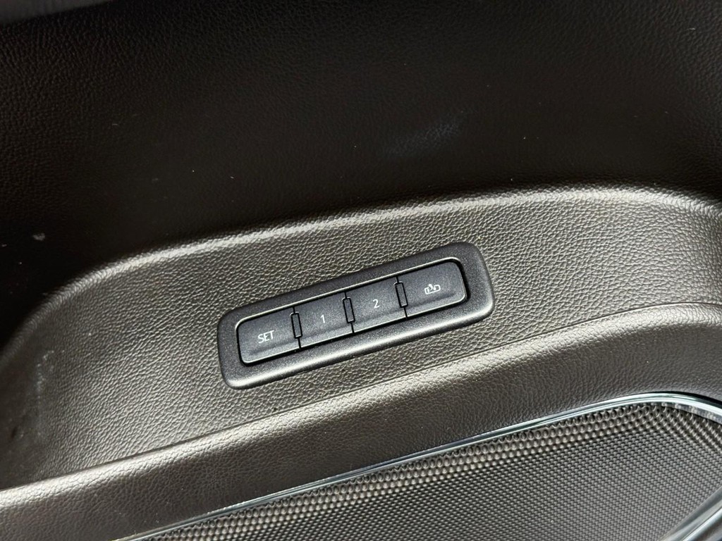 GMC Yukon Vehicle Full-screen Gallery Image 17