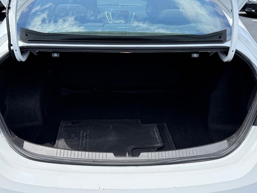 Chevrolet Malibu Vehicle Full-screen Gallery Image 04