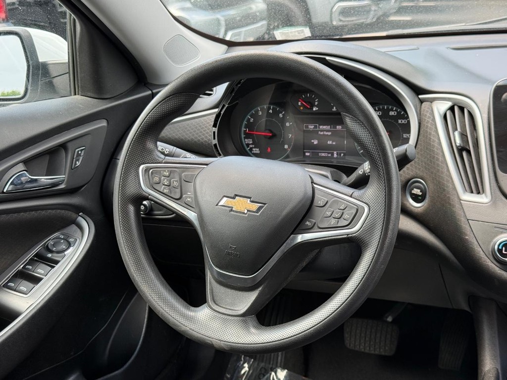 Chevrolet Malibu Vehicle Full-screen Gallery Image 12