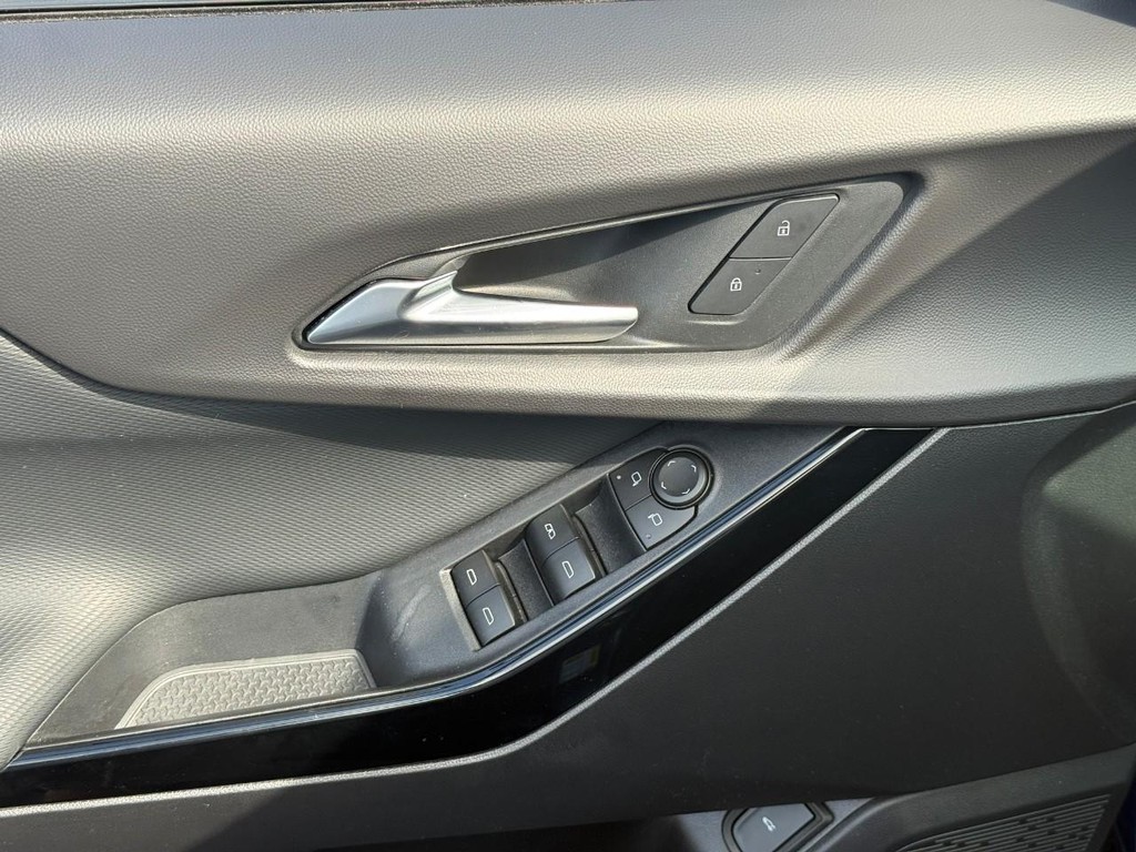 Chevrolet Equinox Vehicle Full-screen Gallery Image 16