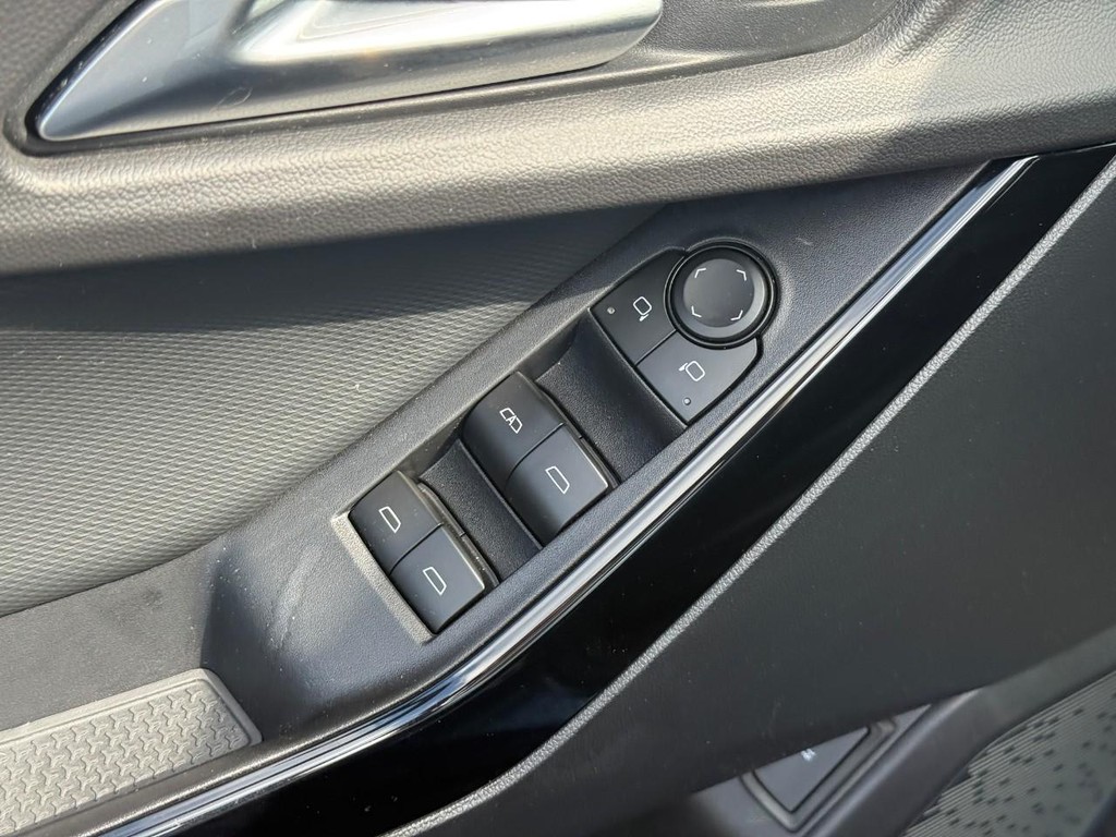 Chevrolet Equinox Vehicle Full-screen Gallery Image 17