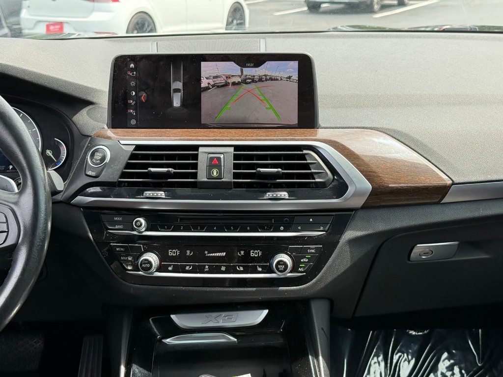 BMW X3 Vehicle Full-screen Gallery Image 13
