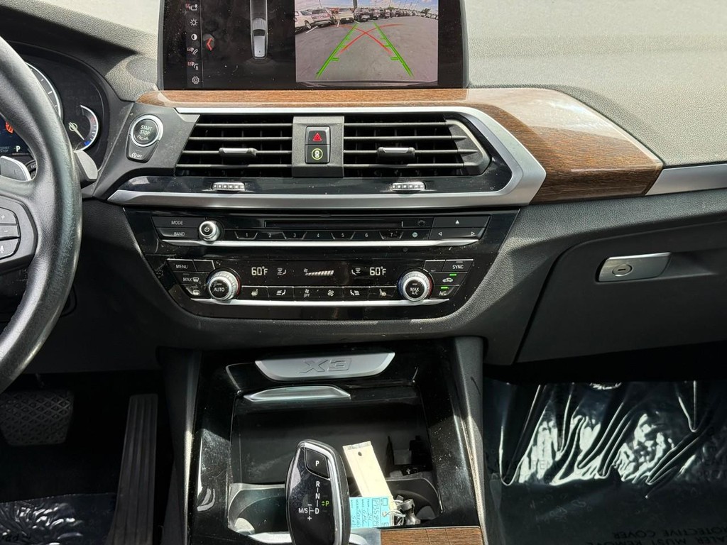 BMW X3 Vehicle Full-screen Gallery Image 14