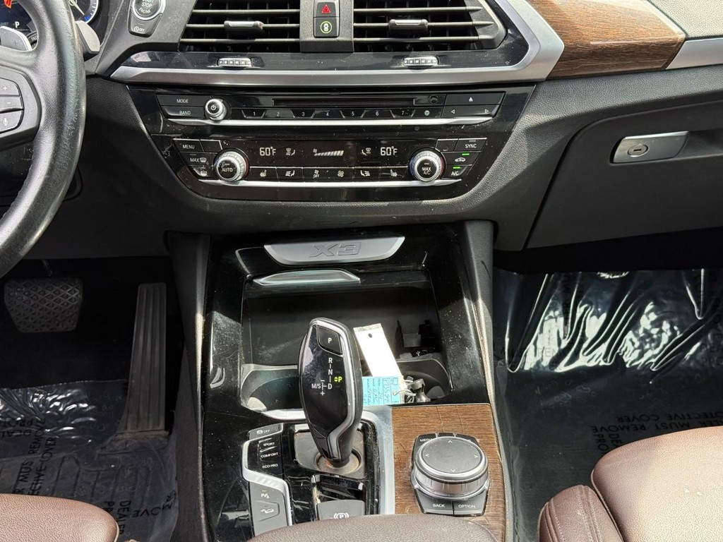 BMW X3 Vehicle Full-screen Gallery Image 15