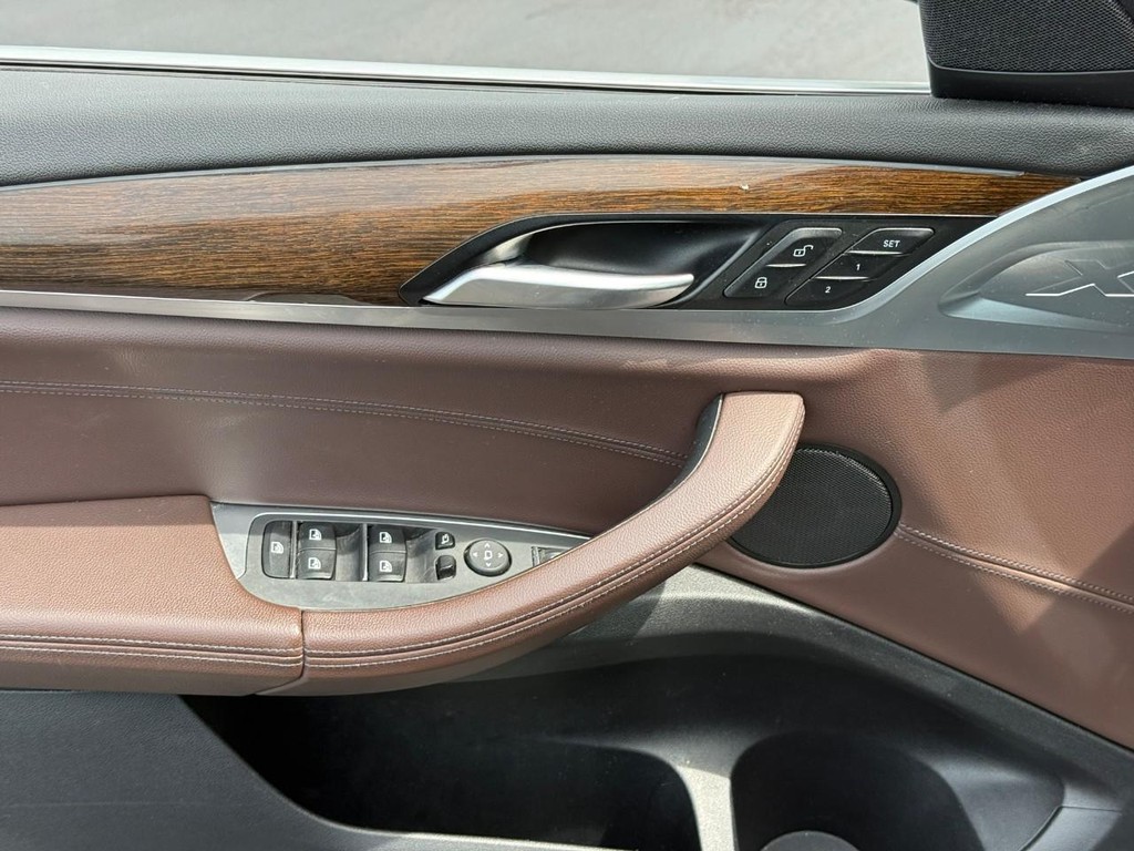 BMW X3 Vehicle Full-screen Gallery Image 16