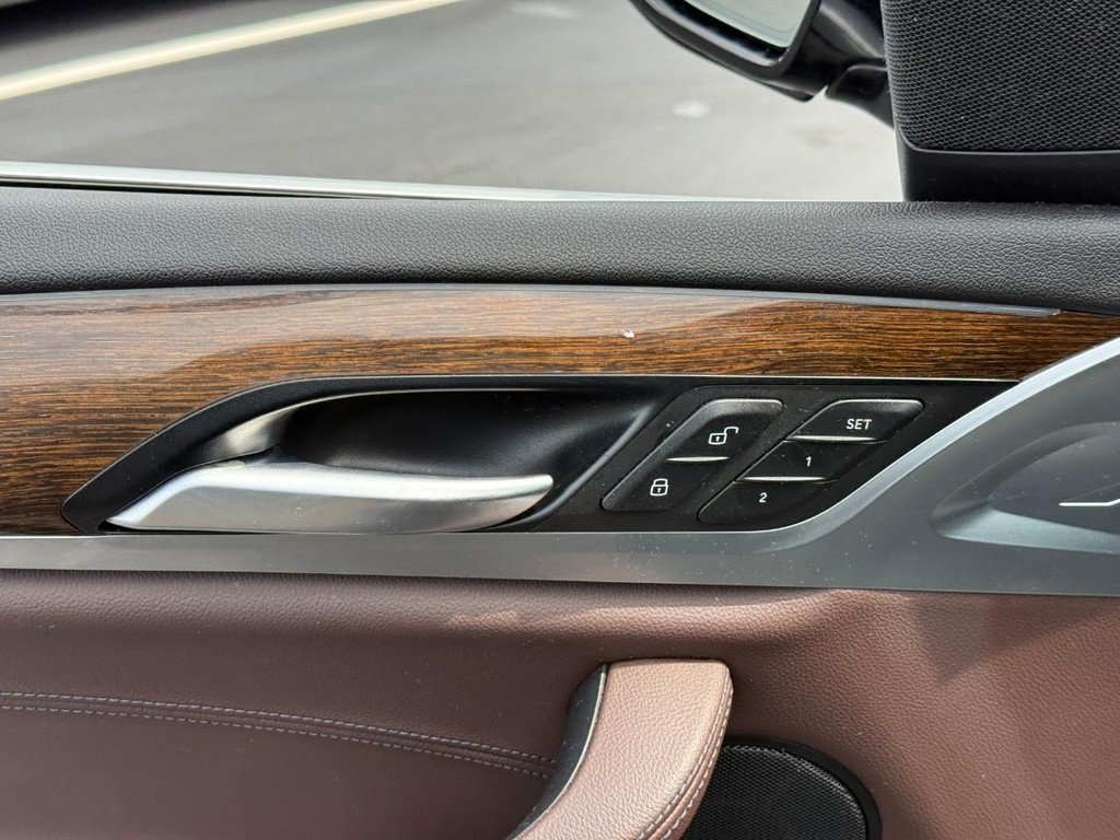 BMW X3 Vehicle Full-screen Gallery Image 17