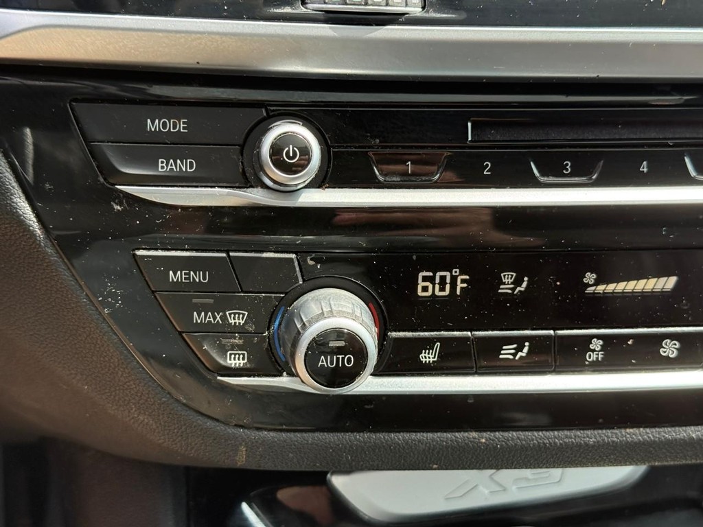 BMW X3 Vehicle Full-screen Gallery Image 23