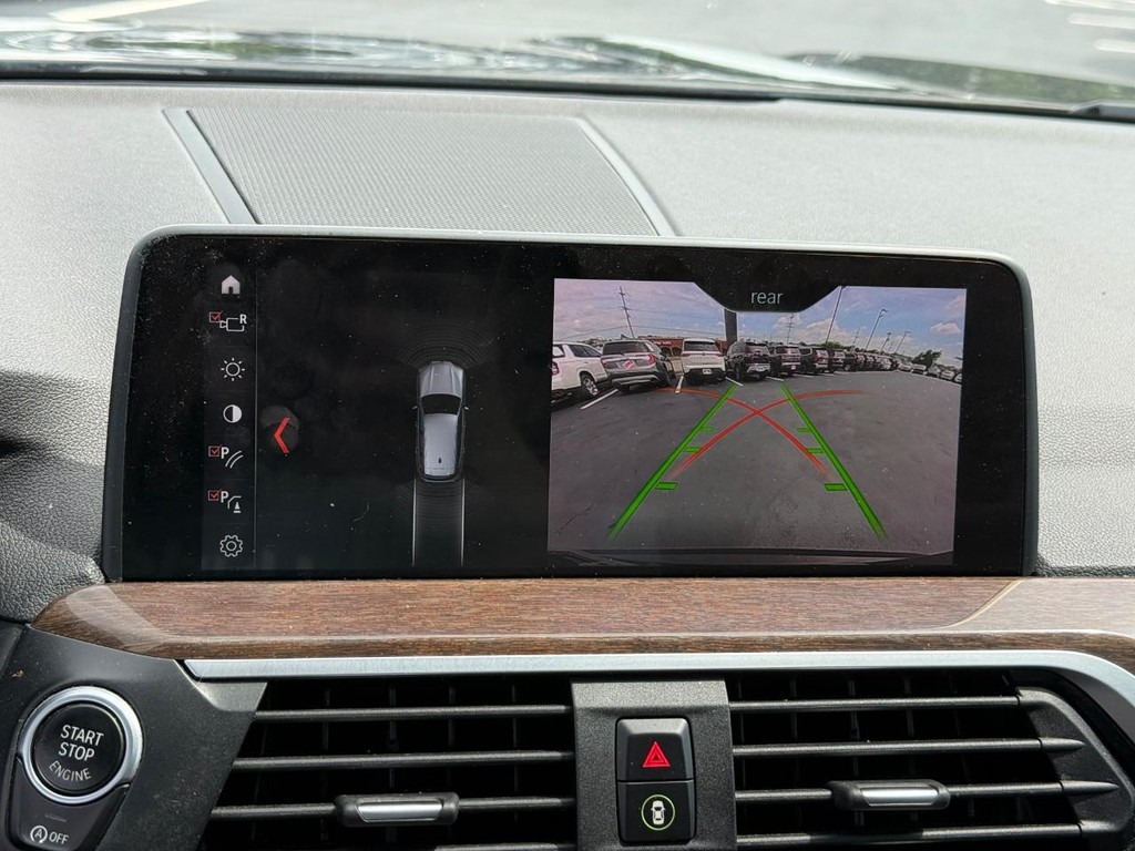 BMW X3 Vehicle Full-screen Gallery Image 24