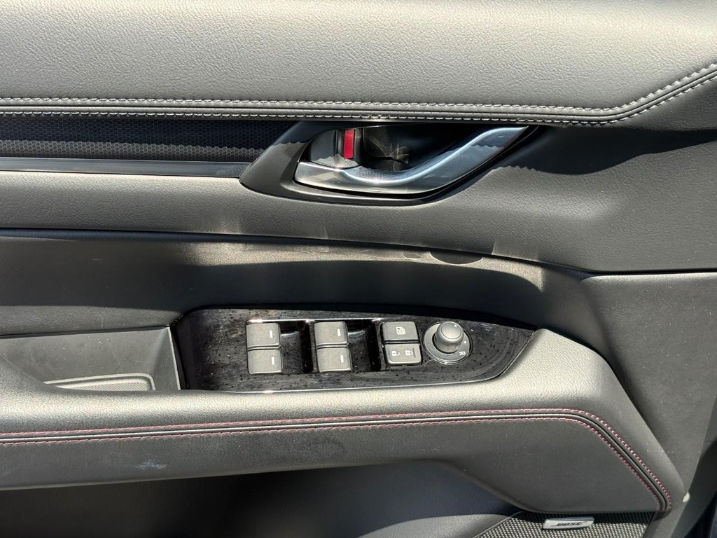Mazda CX-5 Vehicle Full-screen Gallery Image 16
