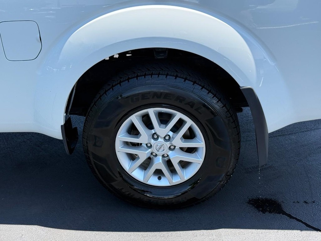 Nissan Frontier Vehicle Full-screen Gallery Image 05