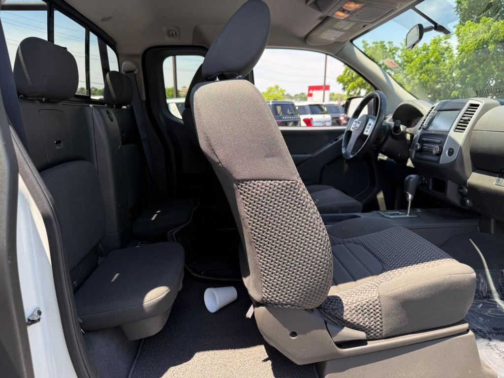 Nissan Frontier Vehicle Full-screen Gallery Image 11